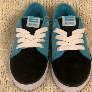 Kids' EVOS skateboard sneakers, 2 tone, black and blue, size 4.